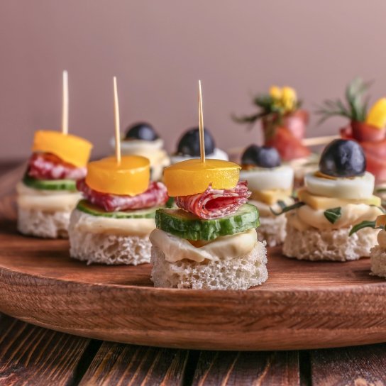 Канапе з ковбасою та огірками