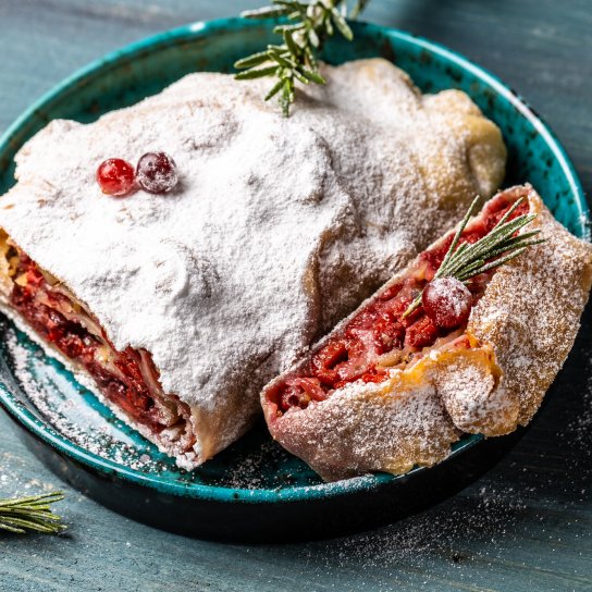 Рулет з манкою та вишнями