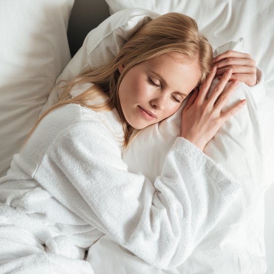 Дівчина спить