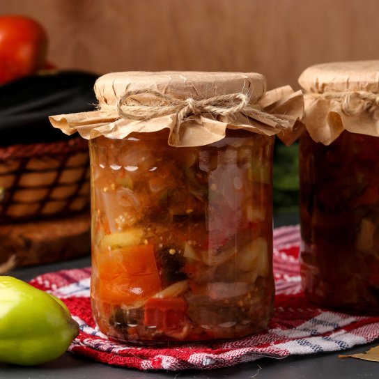 Консервований салат з помідорів, перцю й моркви