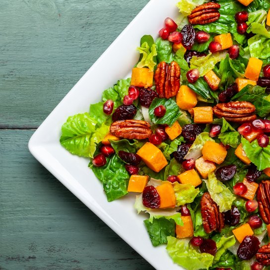 салат із запечених овочів, журавлини та горіхів
