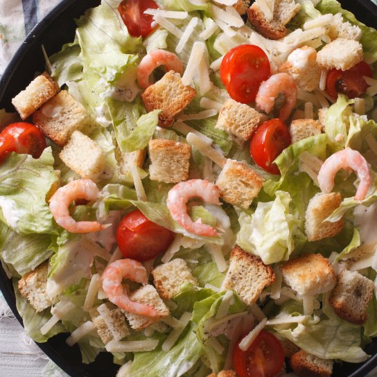 Салат з креветками та сухариками