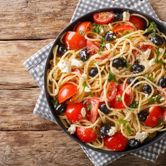 Теплий салат зі спагеті, помідорами і сиром