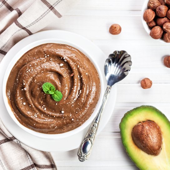 Шоколадно-авокадовий смузі з горіховою крихтою