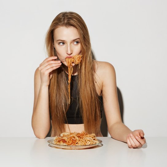 Жінка вечеряє