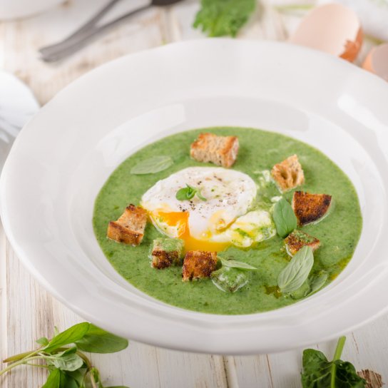 Гороховий суп з яйцем і сухариками