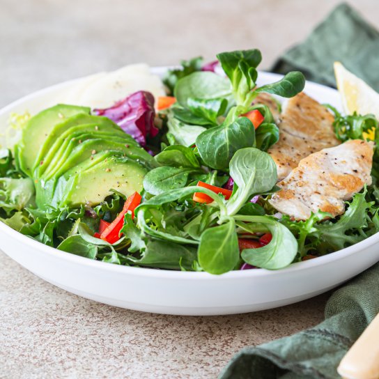 Салат з індичкою та авокадо