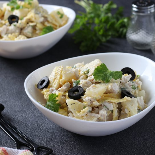 Салат с курицей и оливками