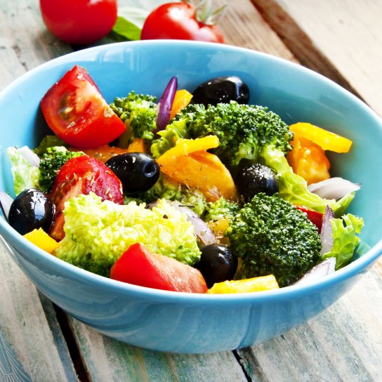 Салат з броколі та овочами