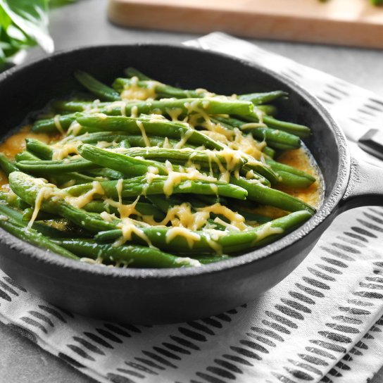 Стручкова квасоля в сирному соусі