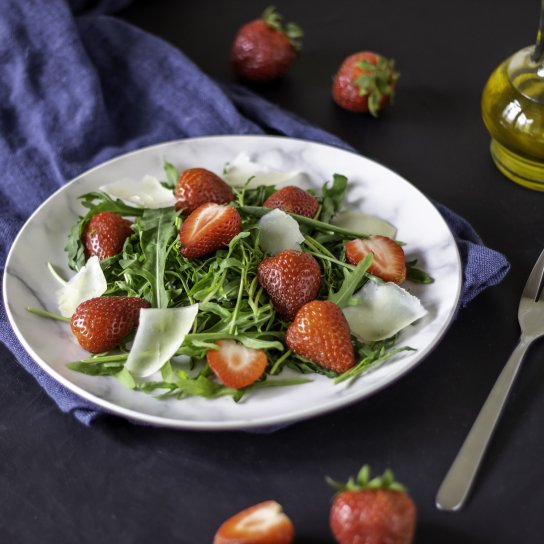 Салат з полуницею та сиром