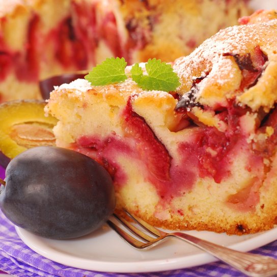 Сметанний кекс зі сливою та шоколадом