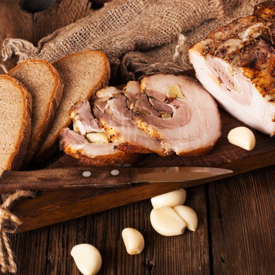 Фарширована свиняча рулька з сухофруктами