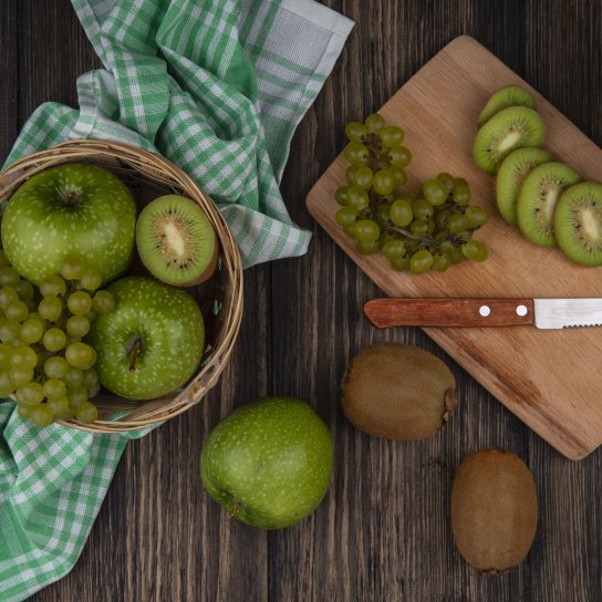 Кошик з фруктами