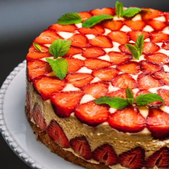 Торт фрезьє з полуницею