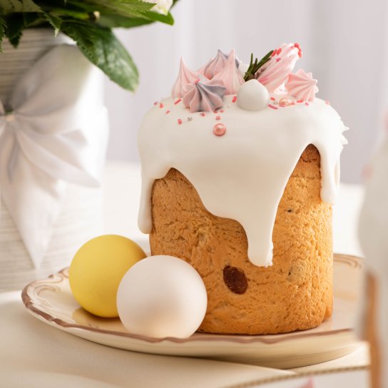 Паска з глазурʼю і декор безе на білому тлі з яйцями