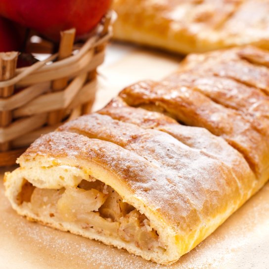 Яблучна слойка з маком