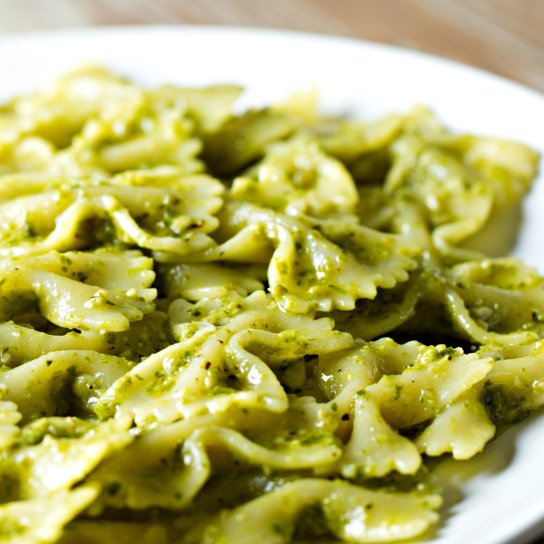 фарфале з соусом песто та тунцем