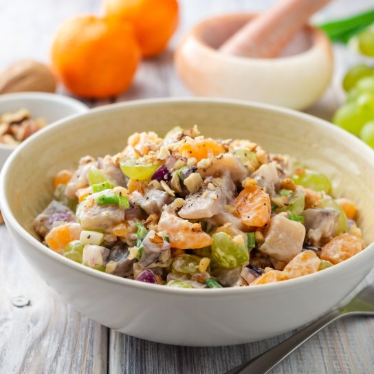 Салат с мандаринами, яблоками и грибами.