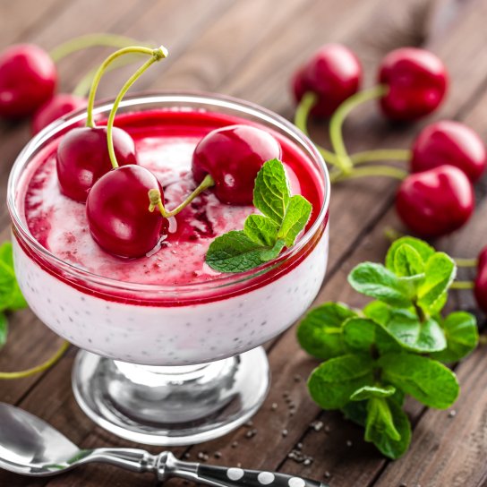 Десерт з йогурту і вишні