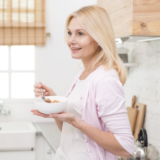 Жінка їсть пластівці