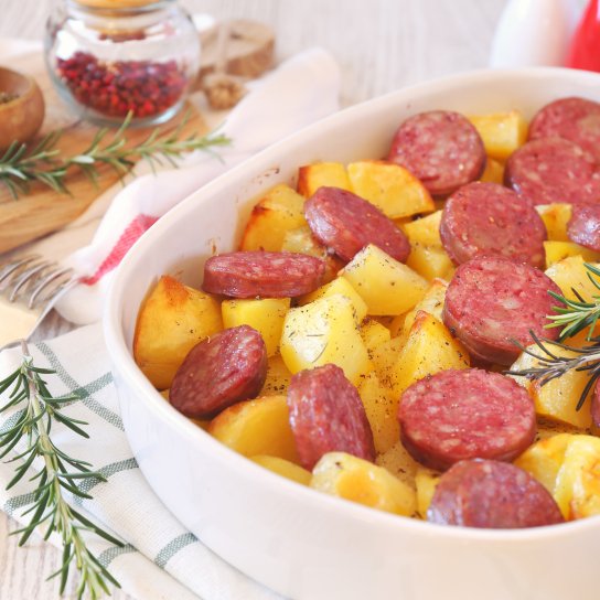 Картофель с охотничьими колбасками