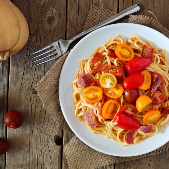 Паста з помідорами та беконом