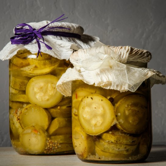 Мариновані часточками кабачки