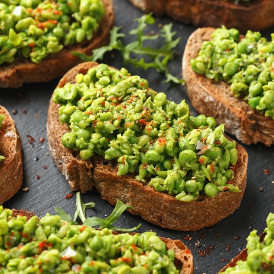 Брускети із зеленим горошком