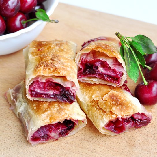 Слойки з вишнями
