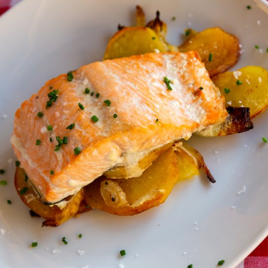 запечений лосось з овочами у фользі