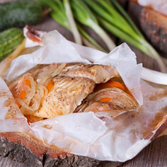 Риба на подушці з рису та овочів