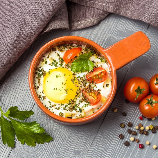 Запечені яйця із сиром і овочами