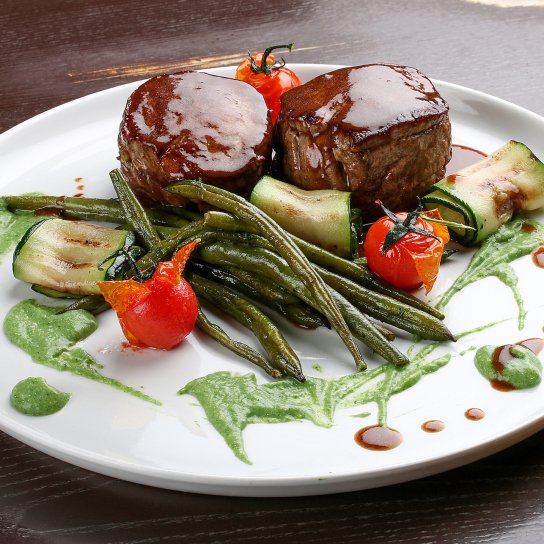 Яловичі медальйони з овочами