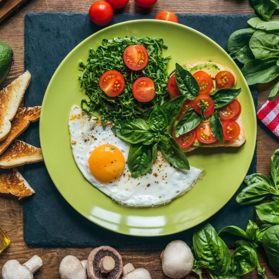 сніданок, яєчня з помідорами