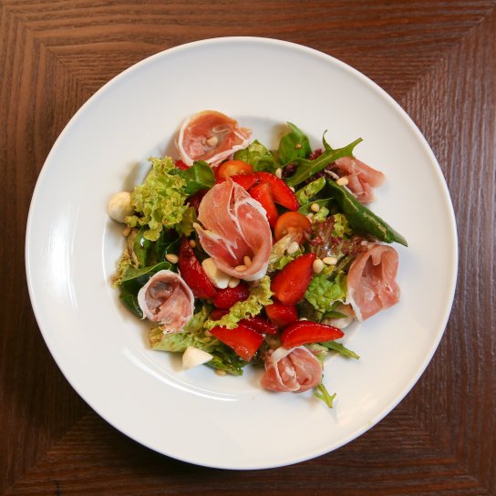 Салат з хамоном та полуницею