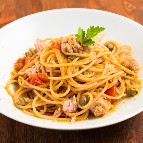 Спагеті з тунцем і томатами