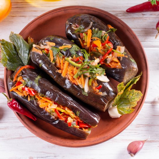 Квашені баклажани з морквою і перцем