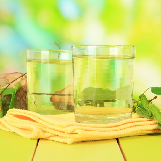 Квас із березового соку з родзинками