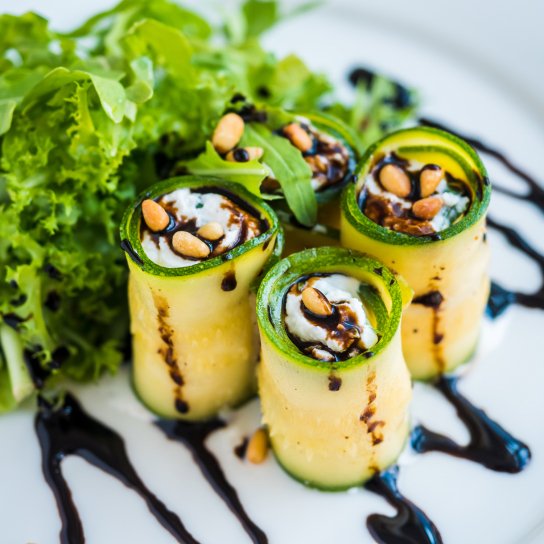 Рулетики з маринованого цукіні з курятиною