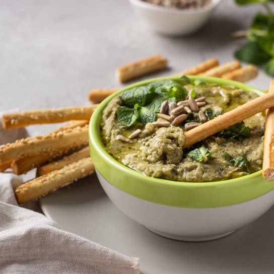 Хумус з м'ятою, авокадо на світлому столі