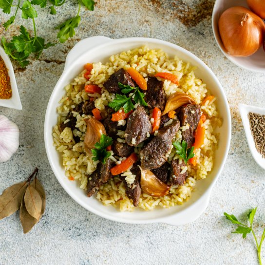 Плов з м’ясом у каструлі