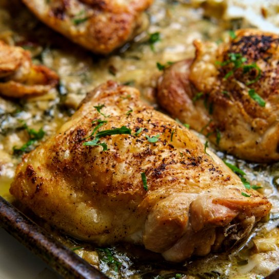 Курячі стегенця, фаршировані шпинатом та фетою