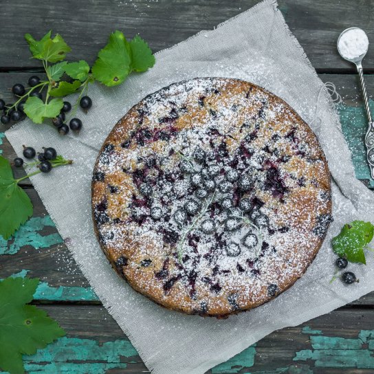 Шарлотка зі смородиною