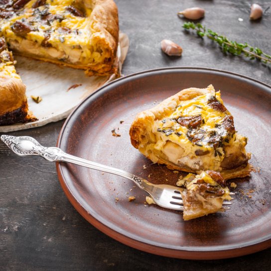 Тарт з карамелізованим часником і козячим сиром