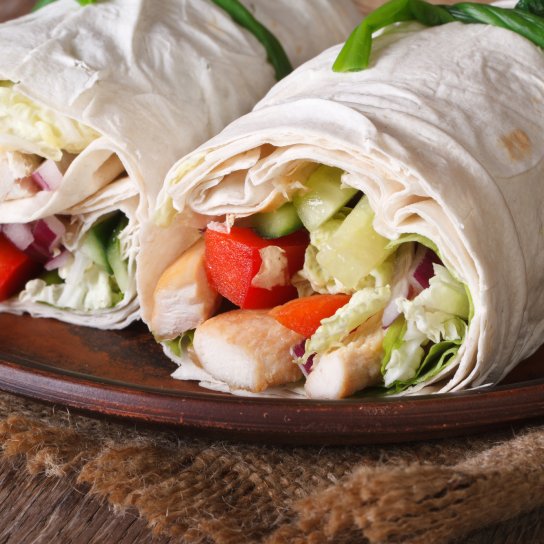 Рулет з лаваша з куркою та овочами