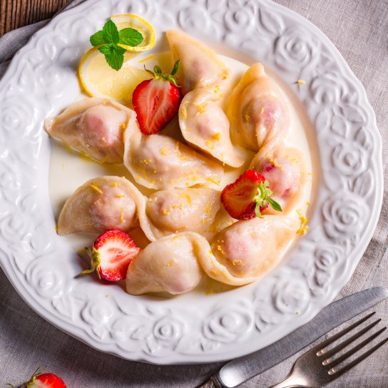 Парові вареники з полуницею