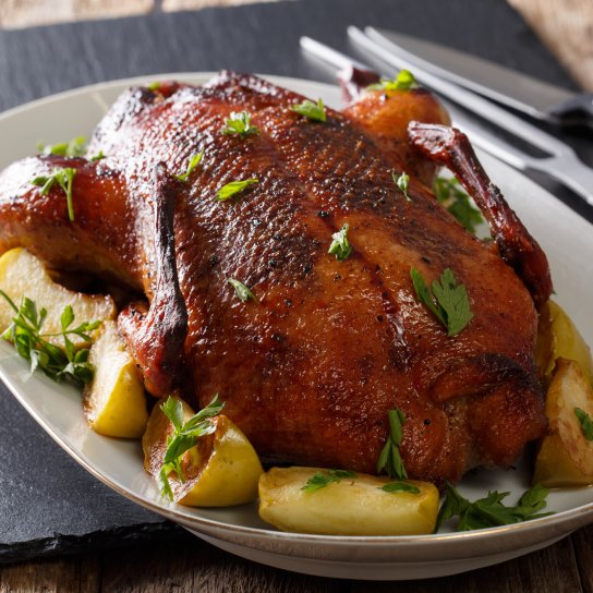 Запечена качка, фарширована гречкою і яблуками