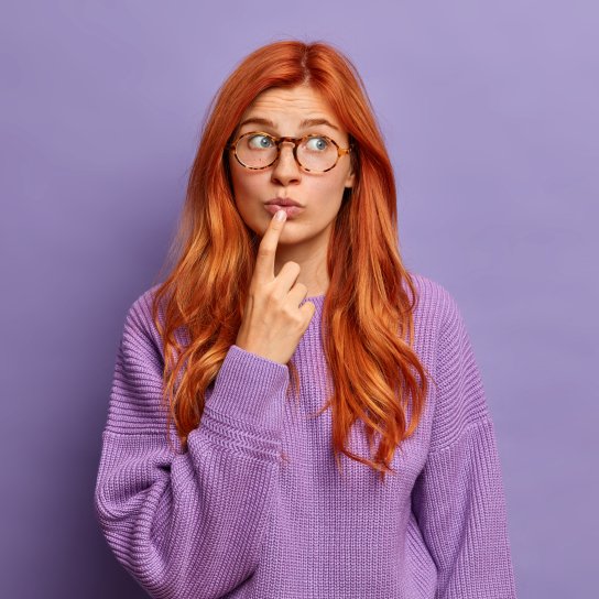 Дівчина замислилася