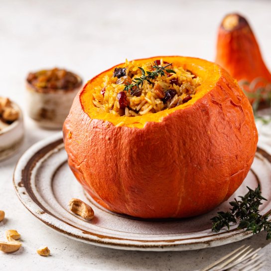 Гарбуз, фарширований рисом, кабачками та сухофруктами